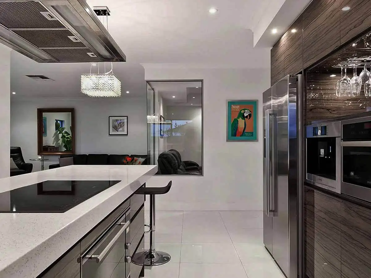 Moderni virtuvė su sala ir nerūdijančiu plienu